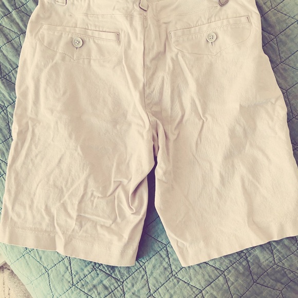 Under Armour khaki shorts. Size 32. - Picture 4 of 5